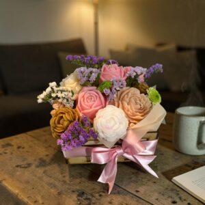Arreglo floral de velas artesanales